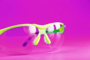 schützende offene brille isoliert auf rosa hintergrund. foto