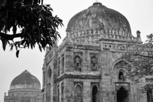 Mughal-Architektur in den Lodhi-Gärten, Delhi, Indien, wunderschöne Architektur im Inneren der dreikuppeligen Moschee im Lodhi-Garten soll die Freitagsmoschee für das Freitagsgebet sein, Lodhi-Gartengrab foto