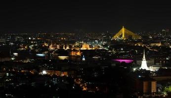 wat phra kaew, tempel des smaragdgrünen buddhas und der große palast, ist einer der orte in thailand, die touristen auf der ganzen welt kennen und besuchen möchten. foto