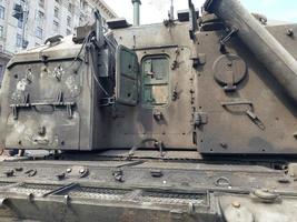 kiew, ukraine - 23. august 2022 schwere militärische ausrüstung im kampf zerstört foto