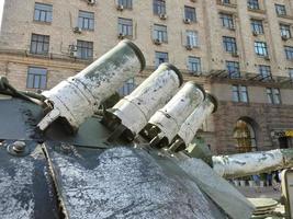 kiew, ukraine - 23. august 2022 schwere militärische ausrüstung im kampf zerstört foto