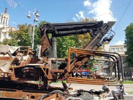 kiew, ukraine - 23. august 2022 schwere militärische ausrüstung im kampf zerstört foto