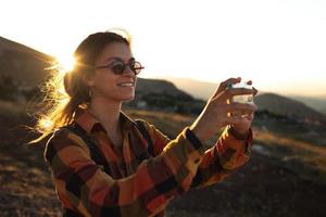 Mädchen fotografiert am Telefon foto