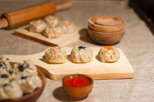 chinesisches gedämpftes dimsum oder dim sum, auf holzplatte, traditionelle küche foto