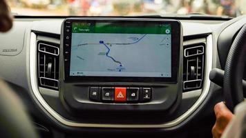 bild von google map im auto tablet bildschirm foto