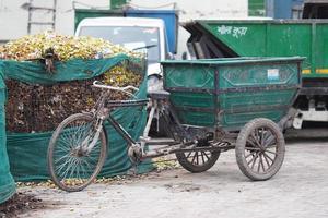 müllwagen und müllhaufen bild hd. foto