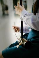 Studentin spielt thailändisches Musikinstrument, Höhengeige, Violonsopran foto