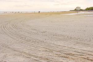 Drucke von Reifen am Strand, abstrakter Hintergrund foto