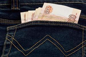 russisches Geld in der Jeanstasche