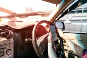 Frauen benutzen Handys im Auto. foto