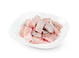 Barramundi- oder Wolfsbarsch-Fisch, geschnitten mit Gericht isoliert auf weißem Hintergrund, enthalten Beschneidungspfad foto