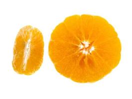 die Hälfte der Orange auf dem weißen Hintergrund isoliert, thailändische Frucht foto