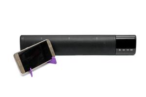 Handy und schwarzer Bluetooth-Lautsprecher isoliert auf weißem Hintergrund foto