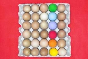 Bunte Eier im Karton, Ansicht von oben foto