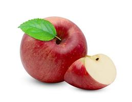 roter Apfel mit grünem Blatt isoliert auf weißem Hintergrund foto
