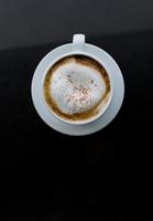 Kaffee auf schwarzer Hintergrundansicht von oben