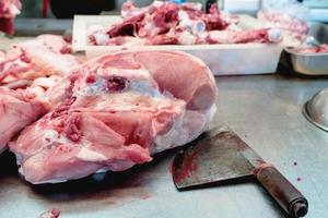 frisches schweinefleisch auf edelstahltisch im markt, thailand foto