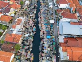 schöne luftaufnahmen, natürliches panorama von booten, die in einem fischerdorf aufgereiht sind - indonesien. foto