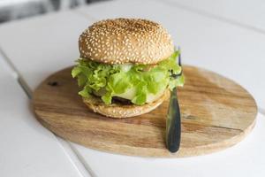 Hamburger auf der Holzplatte. fast-food-konzept foto