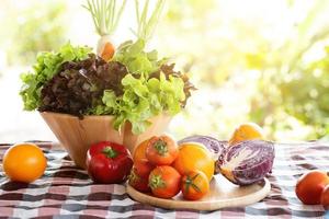 frisches Bio-Rohgemüse und Obst in Schüssel für Salat auf dem Tisch, vegetarische und gesunde Lebensmittel oder Zutaten und Kräuter zum Kochen von Gesundheit mit Kopierraum, Ernte für den Bauernhof, Ernährungskonzept. foto