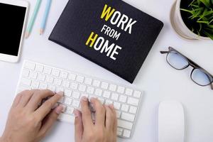 work from home-konzept, schutzpandemie von covid-19 mit quarantäne und arbeit zu hause, kommunikation und internet, soziale distanzierung zum schutz vor infektion und ausbruch des coronavirus. foto