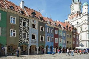 poznan, polen - 16. september 2014. reihe von bunten häusern und geschäften in poznan foto