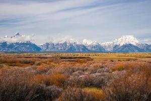 Blick auf die Grand Teton Mountain Range über Antilopenebenen foto