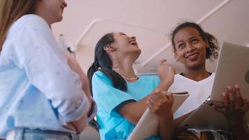 multiethnische schüler haben spaß beim chatten in der schule, reden und lachen zusammen. foto