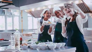 gruppe von schulmädchen, die spaß beim kochen lernen haben. Studentinnen in einem Kochkurs. foto