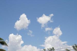 sommer blauer himmel wolkensteigung hellweißer hintergrund. foto