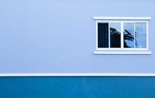 blaues Fenster mit weißen Fensterläden foto