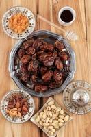 Snack für Ramadan oder Eid Mubarak, Datteln, Früchte, Mandeln, Rosinen, Honig und Pistazien foto