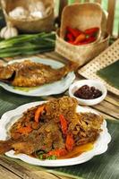 pindang ikan nila, sundanesisches traditionelles menü aus west java indonesien, hergestellt aus gebratenem tilapia-fisch mit chili.