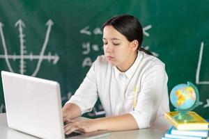 Schüler mit Laptop. Online-Bildung während der Coronavirus-Pandemie foto