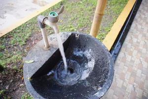 Ein Wasserhahn, der schnell fließt, kann zum Erlernen des Händewaschens mit sauberem Wasser verwendet werden foto