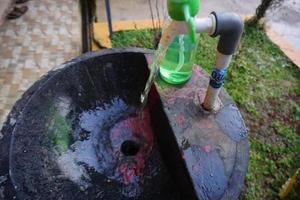 Ein Wasserhahn, der schnell fließt, kann zum Erlernen des Händewaschens mit sauberem Wasser verwendet werden foto