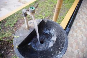 Ein Wasserhahn, der schnell fließt, kann zum Erlernen des Händewaschens mit sauberem Wasser verwendet werden foto