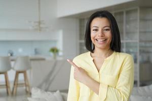 glückliche Frau hübsches Mädchen zeigt mit dem Finger, um Platz zu kopieren. Werbebanner-Modell. foto