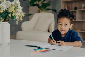 süße afroamerikanische kindermalerei im malbuch zu hause foto