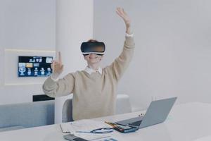 Schüler im vr-Headset. virtuelle Realität und Simulation in der Bildung. Student des futuristischen Colleges. foto