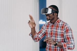 Afroamerikaner in Virtual-Reality-Brille Testkauf im Online-Shop. E-Commerce, Cyberspace foto