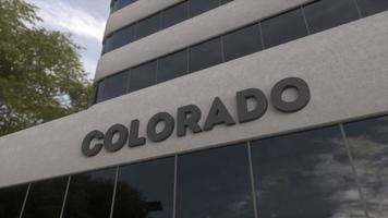 Colorado-Schild an einem modernen Wolkenkratzer. Colorado-Gebäude. 3D-Darstellung foto