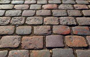 Perspektivischer Blick auf alte historische Kopfsteinpflasterstraßen und Gehwege foto