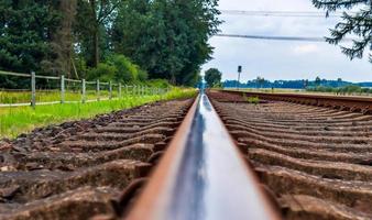 Mehrere Bahngleise mit Abzweigungen an einem Bahnhof perspektivisch und aus der Vogelperspektive foto