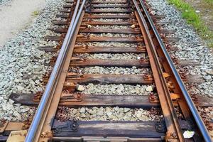 Mehrere Bahngleise mit Abzweigungen an einem Bahnhof perspektivisch und aus der Vogelperspektive foto