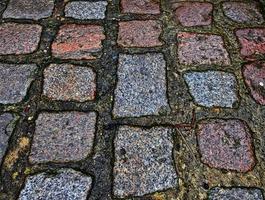 Perspektivischer Blick auf alte historische Kopfsteinpflasterstraßen und Gehwege foto