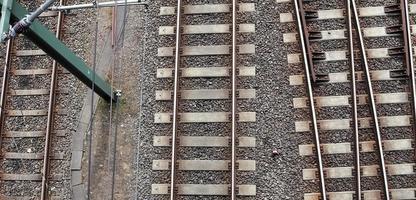 Mehrere Bahngleise mit Abzweigungen an einem Bahnhof perspektivisch und aus der Vogelperspektive foto