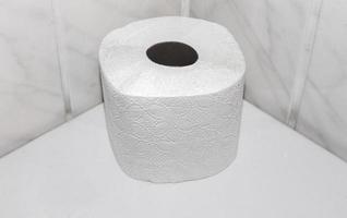 eine weiße Rolle weiches Toilettenpapier foto