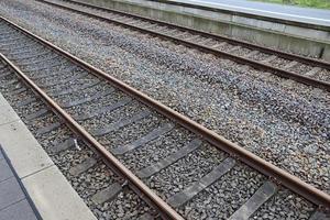 Mehrere Bahngleise mit Abzweigungen an einem Bahnhof perspektivisch und aus der Vogelperspektive foto