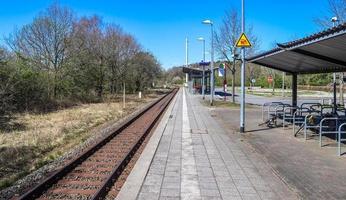 Mehrere Bahngleise mit Abzweigungen an einem Bahnhof perspektivisch und aus der Vogelperspektive foto